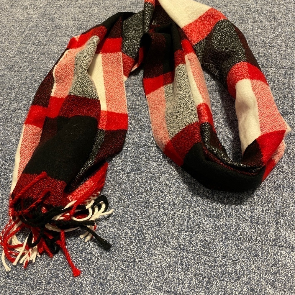 Scarf. Black. Red. White. - Picture 2 of 3